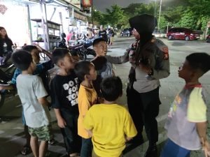 Larang Penggunaan Petasan, Satbinmas Polres Pelabuhan Makassar Imbau Masyarakat Sekitar Depo PT. Pertamina