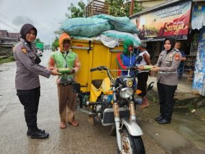 Sedekah Jumat, Polres Sidrap Bagikan Ratusan Nasi Kotak Kepada Warga