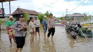 Kapolres Sidrap Kerahkan Personil Bantu Warga Terdampak Banjir