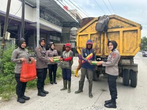Sesuai Program Kapolres, Polwan Polres Sidrap Bagi 100 Nasi Dos ke Warga Prasejahtera