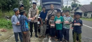 Aksi Sebar Keceriaan,Bhabinkamtibmas Polsek Sinjai Borong Bagikan Bingkisan isi Kue Kepada Anak – anak