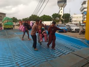 Polsek Soeta Berikan Pelayanan Kepada Penumpang Keadaan Lumpuh Total Naik ke Kapal