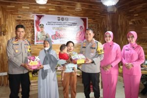 Kapolres Sidrap bersama Ketua Bhayangkari Beri Bantuan ke Keluarga Penderita Stunting dan Gizi Buruk