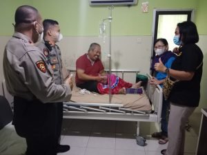 Kapolsek Wajo Menjenguk Anggota yang Sedang Sakit