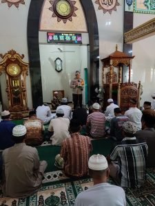 Usai Sholat Berjama’ah, Bhabinkamtibmas Pulau Kodingareng Sampaikan Imbauan Kamtibmas kepada Masyarakat