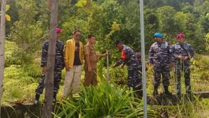 Prajurit Marinir Mendampingi Kegiatan Pengukuran Tanah Peruntukan Pos TNI AL Lampia