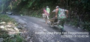 Babinsa Koramil 1409-04/TM Gotong royong bersama Warga Perbaiki Jalan