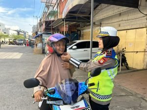Ingatkan Meng-klik helm serta mengenakan Seftybelt, Kamsel Satlantas Polres Pelabuhan Makassar rutin Berikan Edukasi