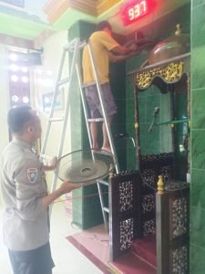 Sambut Ramadhan 1444 H/2023, Bhabinkamtibmas Pattingalloang Kompak bersama Warga Bersihkan Masjid