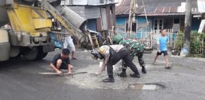 Kompak,Bhabinkamtibmas bersama Babinsa Tambal Jalan Berlubang untuk Mencegah Lakalantas