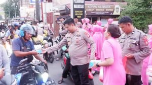 Kapolres AKBP Yudi Frianto Turun ke Jalan Bagi Bagi Takjil