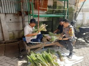 Dekatkan diri Kepada Masyarakat, Bhabinkamtibmas Ende rutin Sambangi Warganya