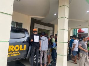 Sigap,Sat Samapta Polres Sidrap Bantu Evakuasi Korban Laka Lantas
