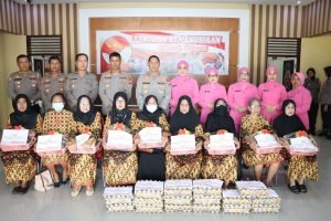 Kapolres Sidrap bersama Ketua Bhayangkari Beri Bantuan Kemanusiaan untuk Negeri kepada Warakawuri