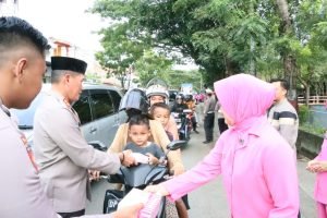Kapolres Sidrap Bersama Ketua Bhayangkari dan Polwan Turun Langsung Bagi Takjil kepada Masyarakat