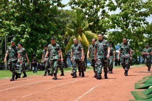 Marinir Makassar Sambut Kunjungan Kerja Panglima TNI di Mako Lantamal VI Makassar
