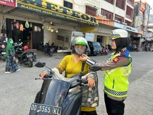 Pentingnya meng-klik helm serta mengenakan seat belt, Kamsel Satlantas Polres Pelabuhan Makassar Ingatkan Pengendara