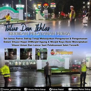 Meski Hujan, Personil Polres Sidrap Tidak Patah Semangat Amankan Jalannya Ibadah Shalat Tarawih