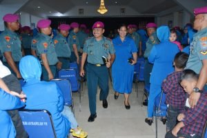 Di Bulan Penuh Hikmah,Danyonmarhanlan VI Berikan Jam Komandan Kepada Prajurit Petarungnya dan Jalasenastri