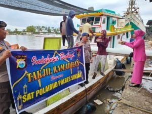 Raih Berkah Ramadhan, Sat Polairud Polres Sinjai Bagi Takjil Gratis Kepada Nelayan dan Warga Pesisir