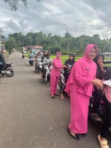 Jelang Buka Puasa, Personil Polsek Sinjai Barat dan Bhayangkari Bagikan Takjil Kepada Pengguna Jalan