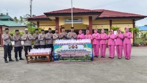 Berkah Ramadhan,Kapolsek Polut Bersama Bhayangkari Berbagi Takjil