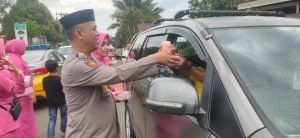 Polsek Sinjai Borong Bagikan Takjil dan Sembako ke Pengguna Jalan