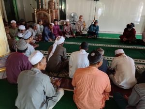 Hidupkan Bulan Suci Ramadhan dengan Ibadah,Bhabinkamtibmas Kodingareng Bersama Warga lakukan Tadarus Al-Quran