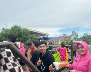 Kapolsek Pitu Riase Polres Sidrap Bersama Bhayangkari Ranting Bagi Takjil ke Pengendara Sekaligus Buka Bersama