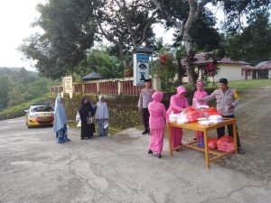 Polsek Bulupoddo Polres Sinjai Bagi-Bagi Takjil Gratis Kepada Warga Jelang Buka Puasa