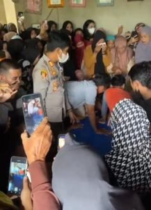 Wujud Empati,Kapolsek Bontonompo Ikut Kawal dan Usung Jenazah Warganya ke Rumah Duka