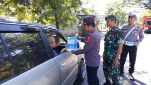 Hari ke-3 Ops Ketupat 2023, Personel Satlantas Polres Sidrap Bagi Brosur ke Pengendara