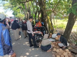 Personil Pos Pam Ops Ketupat 2023 Laksanakan Pengaturan di Depan Pasar Tradisional