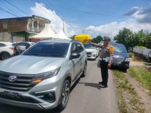 Hari ke-12 Ops Ketupat Pallawa 2023, Kasat Lantas Polres Sidrap Turun Langsung Atur Lalin di Arus Balik Mudik Lebaran