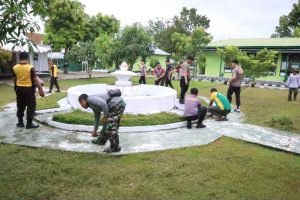 Eratkan Solidaritas TNI-POLRI, Polres Sidrap Bersama Kodim 1420 Laksanakan Kerja Bakti