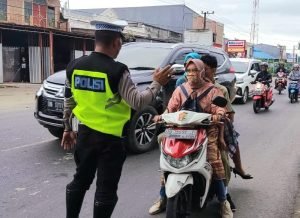 Simpatik dan Humanis, Sat Lantas Polres Takalar Beri Teguran Kepada Pelanggar Boncengan Tiga