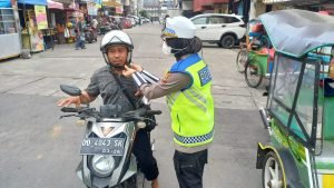 Ingatkan klik helm serta mengenakan Seftybelt, Satlantas Rutin Berikan Imbauan Keselamatan Berlalu Lintas