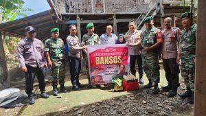 Baksos Sinergitas Polsek Bersama Koramil 1420-07 dan Pemerintah Kecamatan Baranti Bagikan Sembako ke Warga