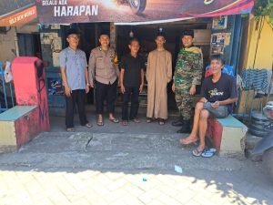 Kompak, Bhabinkamtibmas Melayu Baru dan Babinsa Sambangi Masyarakat Cegah Gangguan Kamtibmas 