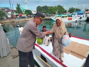 Sambil Binluh , Polsek Paotere Bantu Warga Pulau Turun dari Kapal
