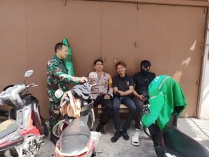 Wujudkan Sinergitas, Bhabinkamtibmas Pattunuang bersama Babinsa Kompak Sambangi Warga