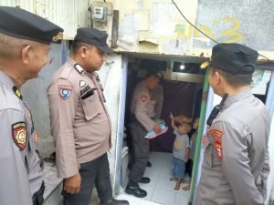 Cegah Stunting diwilayahnya, Kapolsek Wajo Kompol Muhtari Menyulusuri Gang Sempit Bagikan Sembako