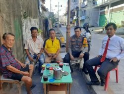 Jaga Harkamtibmas, Bhabinkamtibmas Kelurahan Ende Duduk Santai Bercengkerama Bersama Warga