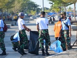 Pantaiku Bersih, Lautku Indah, Marinir Makassar Bersihkan Pantai Losari 