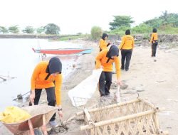 HUT Polwan ke-75, Polwan Polres Sidrap Gelar Kerja Bakti Bersih Lingkungan