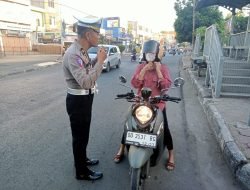 Temui Pengendara, Unit Kamsel Berikan Imbauan Penggunaan Helm Keselamatan Dengan Baik dan Benar