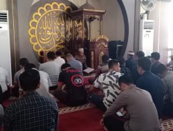 Rutin, Personel Polres Sinjai Baca Al-Qur’an dan Terjemahannya Usai Sholat Dhuhur Berjamaah