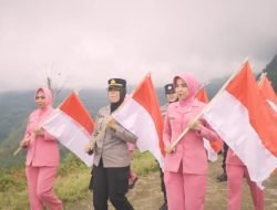 Sambut HUT RI ke-78, Polwan Polres Sinjai Bersama Bhayangkari Kibarkan Bendera Merah Putih di Puncak Tahura