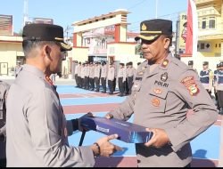 Kapolres Sidrap Pimpin Apel Jam Pimpinan Sekaligus Penyerahan Laptop dan Kaporlap kepada Personel