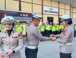 Agar Tetap Fit Saat Menjalankan Tugas, Kasat Lantas Polres Gowa Bagikan Vitamin Ke Personel 